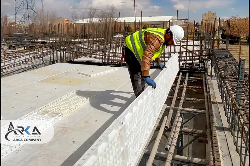 اجرای-سقف-ساختمان-اداری-با-قالب-پلیمری-بتن