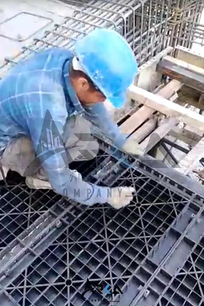 کارگر-ساختمانی-در-حال-نصب-و-اتصال-قالب-پلیمری-بتن